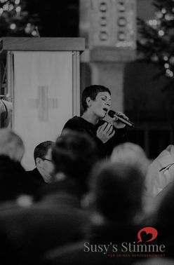 Susy singt in Kirche – gesehen bei frauimmer-herrewig.de