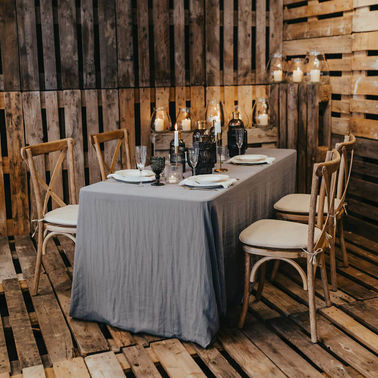 Holzstühle und Tischdeko in Grau - vonrock Dominic Rock – gesehen bei frauimmer-herrewig.de