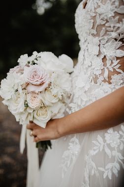 Brautstrauß mit weißen Rosen – gesehen bei frauimmer-herrewig.de