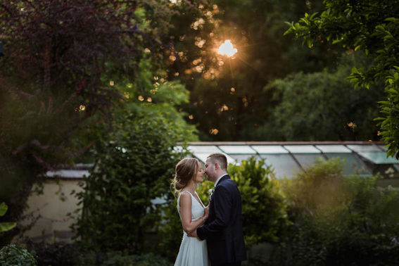 Brautpaar küsst sich vor Sonnenuntergang – gesehen bei frauimmer-herrewig.de