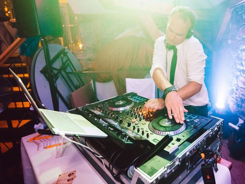 Mobile Hochzeits DJs DJ am Mischpult – gesehen bei frauimmer-herrewig.de