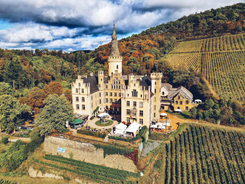 Schloss Arenfels in den Weinbergen – gesehen bei frauimmer-herrewig.de