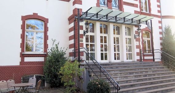 Haupteingang Villa Sophienhöhe – gesehen bei frauimmer-herrewig.de