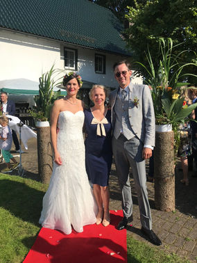 Freie Rednerin mit glücklichem Brautpaar – gesehen bei frauimmer-herrewig.de